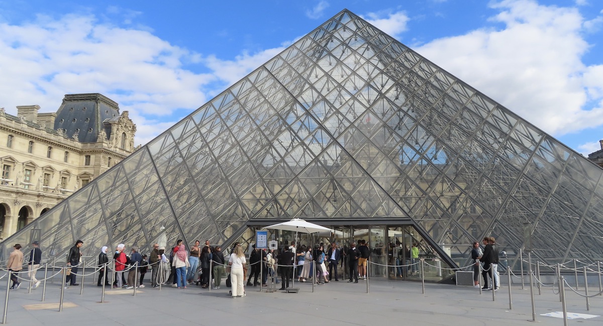 File d'attente pour la vente de tickets à la billetterie du musée du Louvre