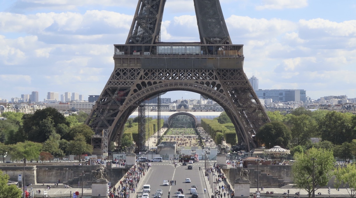 Paris la tour Eiffel, le pont d'Iéna enjambant la Seine et le Grand Palais Éphémère