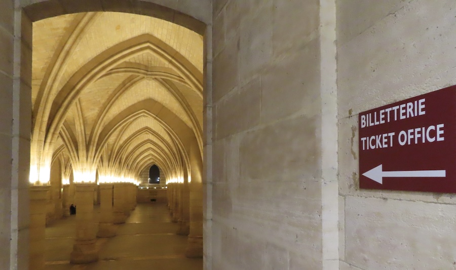 Les voûtes sur croisée d'ogives à l'entrée de la Conciergerie