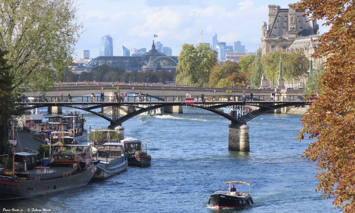 La Seine, le pont des Arts et le musée du Louvre à Paris