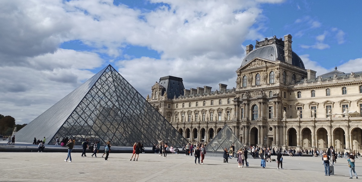 La cour Napoléon du musée du Louvre et la pyramide