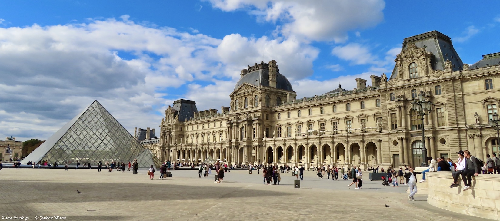 La cour Napoléon du musée du Louvre et la pyramide